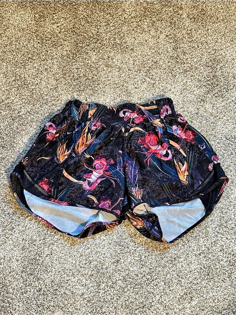 Lululemon Hotty Hot Low Rise Lined Short. Size 4